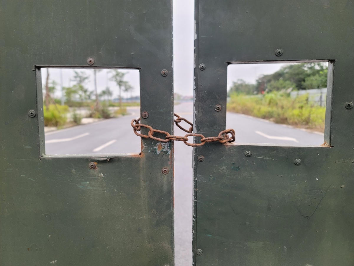 Cổng chính dự án Helianthus Center Red River trong tình trạng cửa đóng then cài.