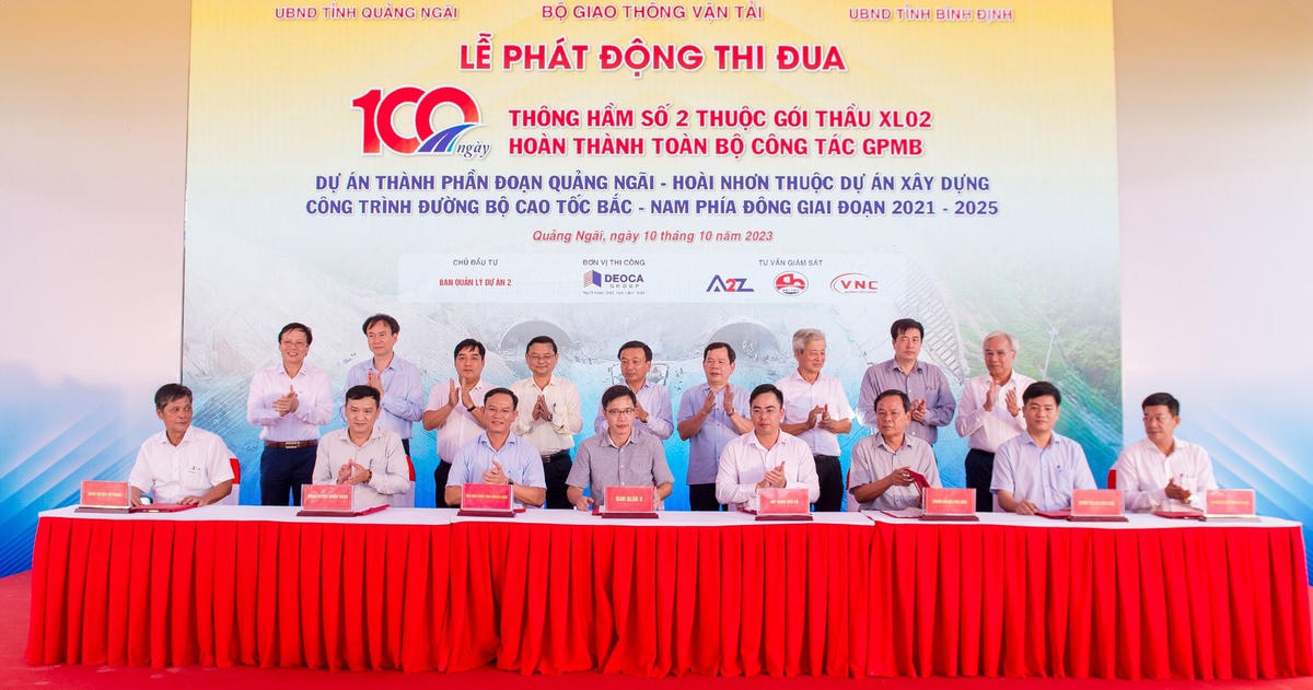 Các đơn vị ký cam kết tại Lễ phát động thi đua.