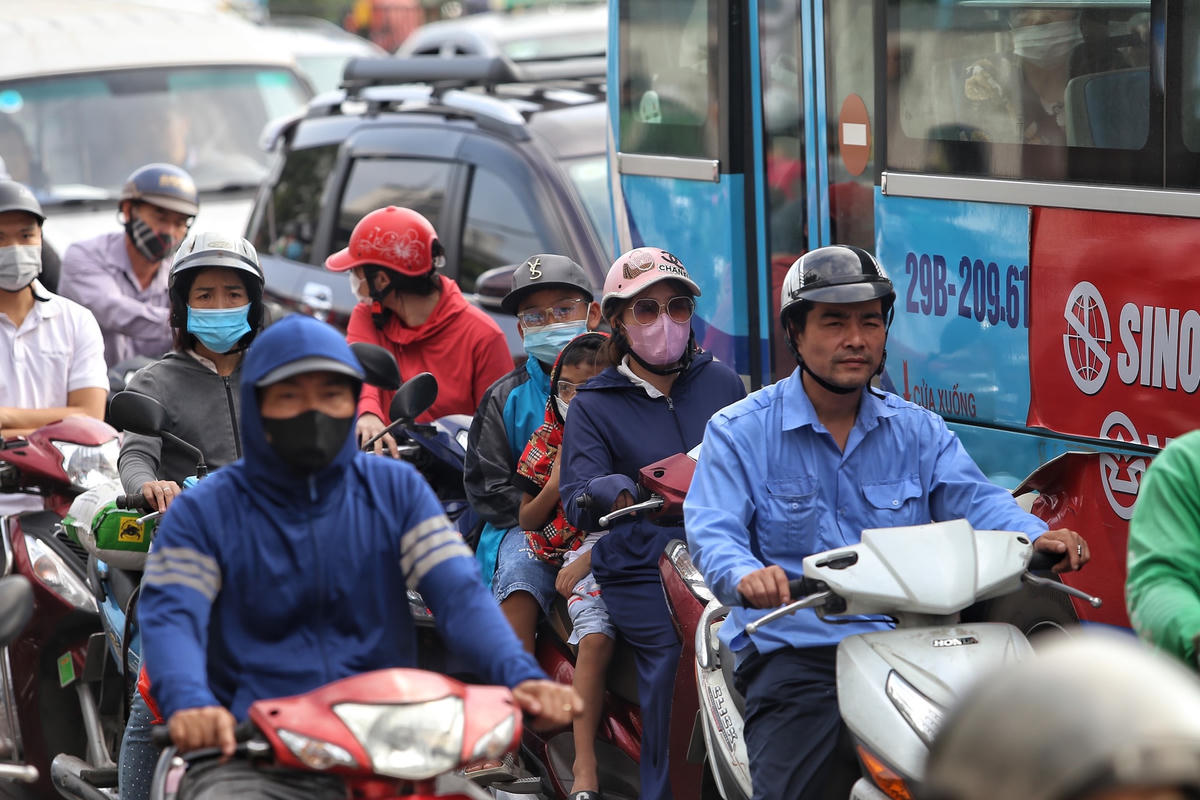 Chị Nguyễn Thị Tú quê Ninh Bình chia sẻ, để tránh tắc chị đã cùng chồng và con xuống Hà Nội sớm dù chưa hết kỳ nghỉ lễ để tránh tình trạng ùn tắc.
