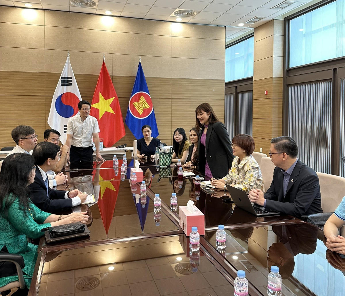 Đoàn công tác trao đổi với đại diện các hội đoàn người Việt