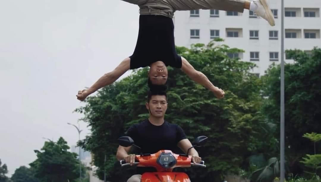 Video quảng cáo có hình ảnh Quốc Cơ - Quốc Nghiệp biểu diễn đã được đơn vị quảng cáo "tạm khóa". (Ảnh cắt từ clip).