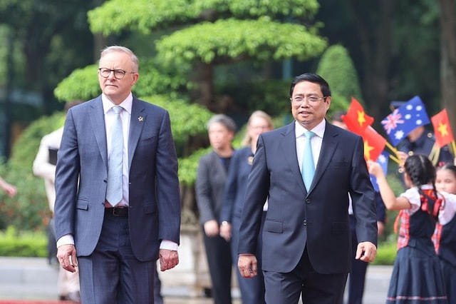 Thủ tướng Phạm Minh Chính chào đón Thủ tướng Australia Anthony Albanese lần đầu tiên thăm chính thức Việt Nam. Ảnh: VGP/Nhật Bắc.