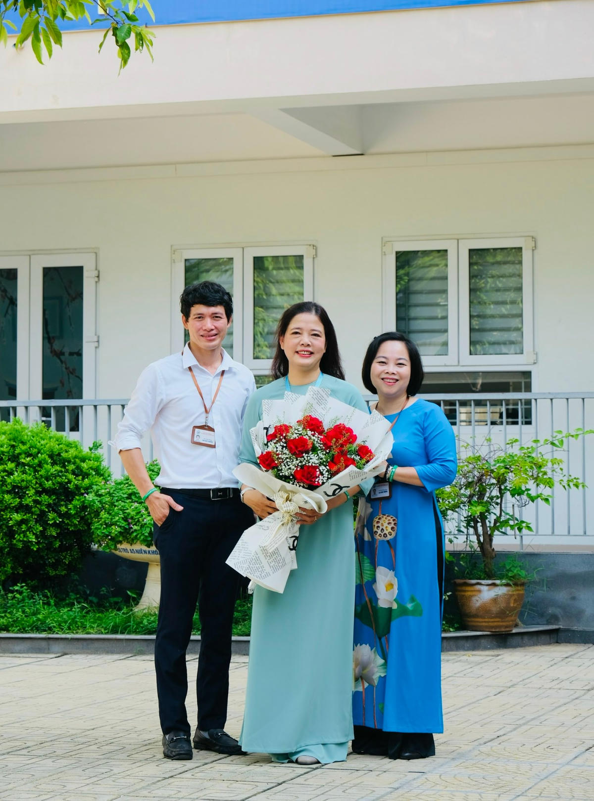 Cô giáo Phan Thị Thục Hạnh cùng đồng nghiệp.