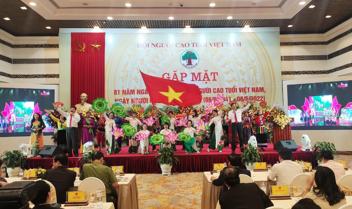 Tiết mục văn nghệ tại buổi gặp mặt.