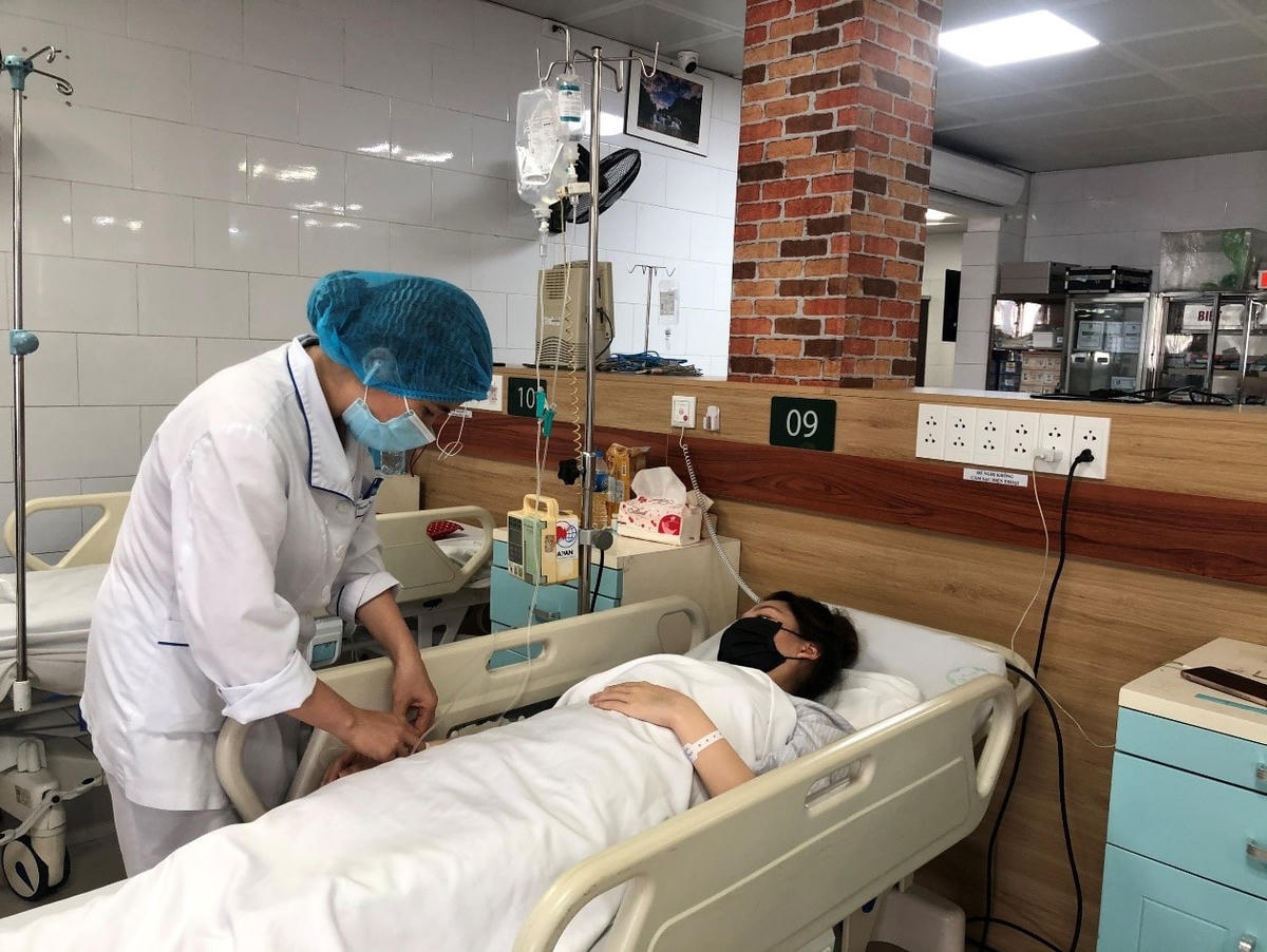 Điều trị bệnh nhân nguy kịch vì lạm dụng thuốc. Ảnh: TL.