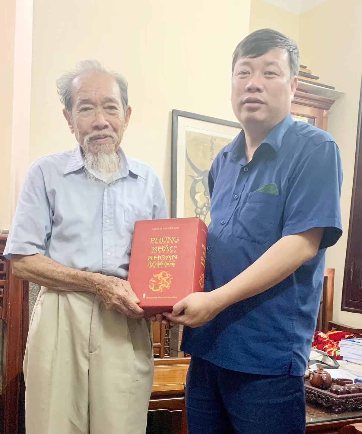 Thầy giáo - nhà báo Bùi Hữu Giao (trái) và tác giả bài viết.  