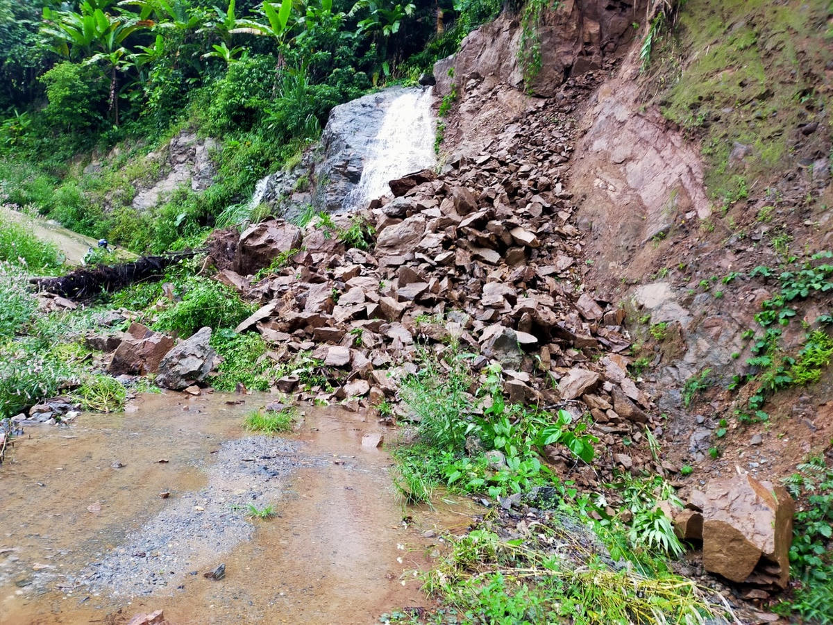 Xuất hiện sạt lở trên tuyến đường tuần tra biên giới Sa Trầm.