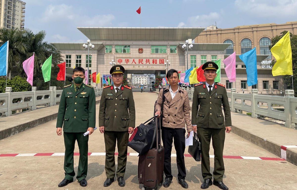 Trục xuất trường hợp vi phạm quy định pháp luật về xuất nhập cảnh. Ảnh: Công an tỉnh Quảng Ninh.