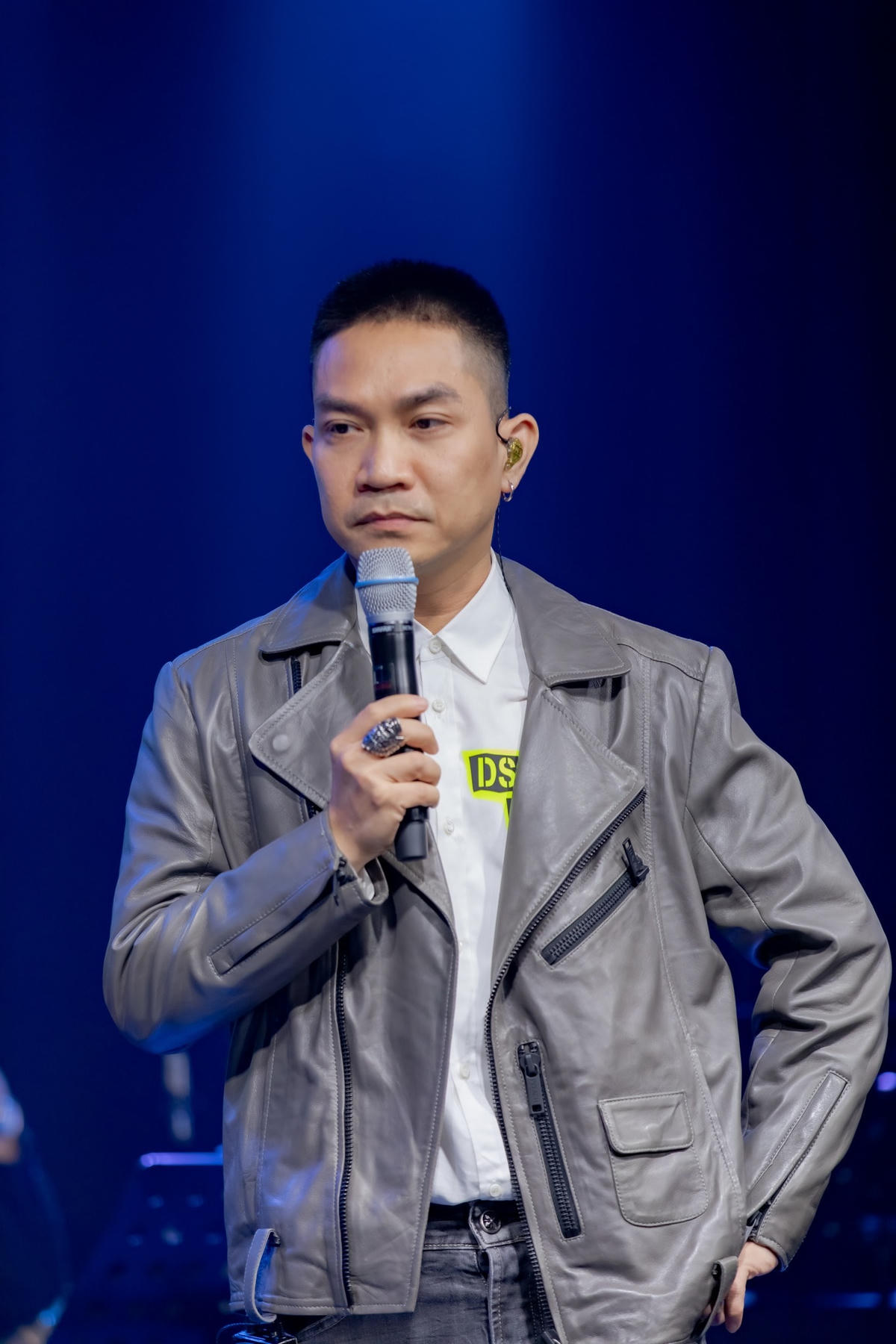 Nam ca sĩ thừa nhận bản tính gia trưởng và kiểm soát thái quá của anh khiến vợ cảm thấy “ngộp thở”.