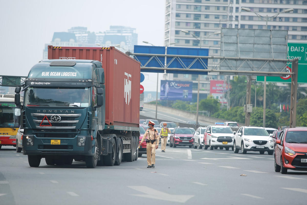 CSGT Hà Nội tổng kiểm soát xe khách, xe container: Nhiều tài xế ủng hộ