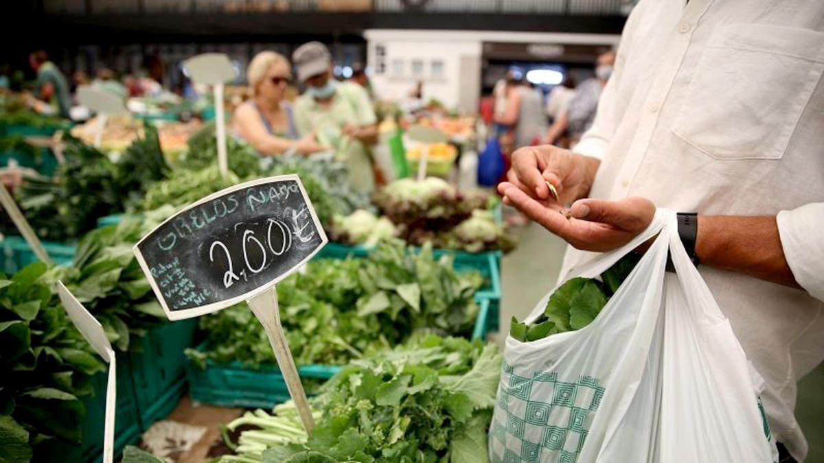 Dự báo lạm phát giá tiêu dùng sẽ đạt đỉnh ở mức 9,5% trong quý 3 năm 2022. Ảnh: Reuters.