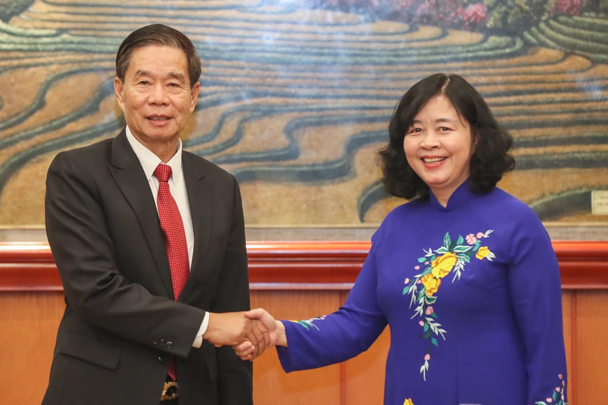 Trưởng Ban Dân vận Trung ương Bùi Thị Minh Hoài hội đàm với ông Sinlavong Khoutphaythoune, Ủy viên Bộ Chính trị Đảng Nhân dân Cách mạng Lào, Chủ tịch Ủy ban Trung ương Mặt trận Lào xây dựng đất nước. Ảnh: Quang Vinh.