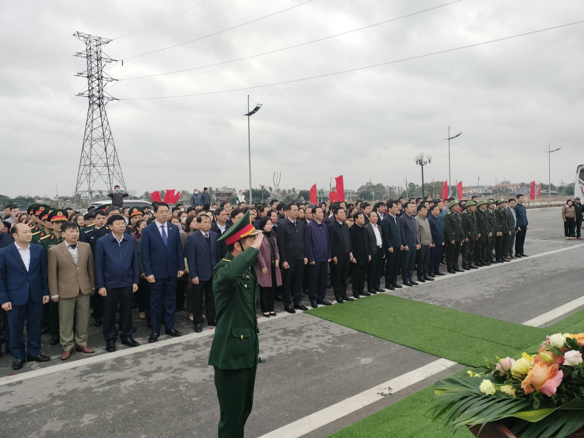 Các đại biểu và nhân dân TP Sầm Sơn tham gia lễ phát động Tết trồng cây.