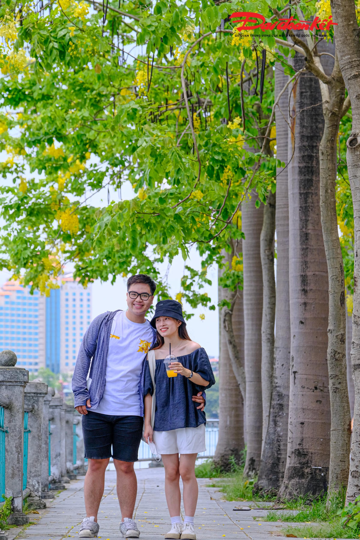 Đang di chuyển trên đường, vẻ đẹp của hoa muồng hoàng yến đã khiến bạn Phạm Chiến phải dừng xe lại ngay lập tức, tấp vào lề đường, rủ người yêu xuống chụp những bức ảnh làm kỷ niệm.