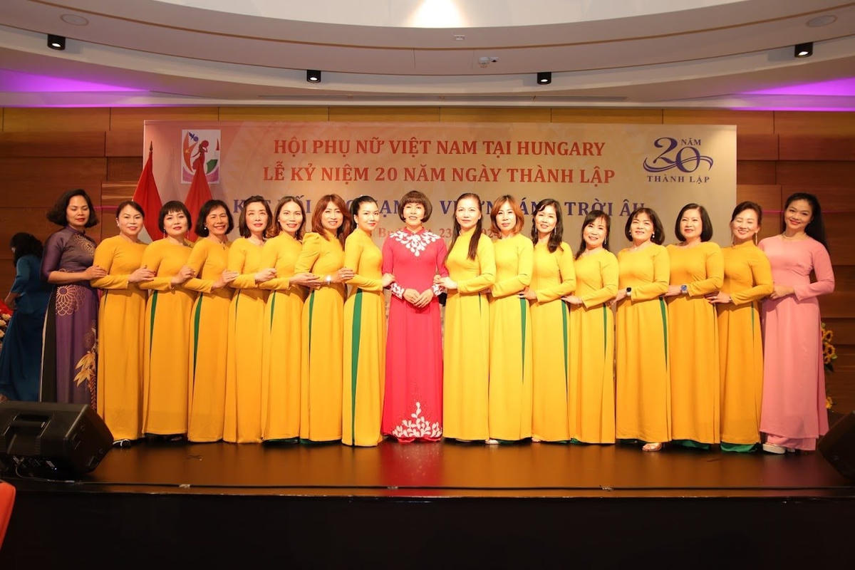 Các nữ đại biểu chụp ảnh lưu niệm