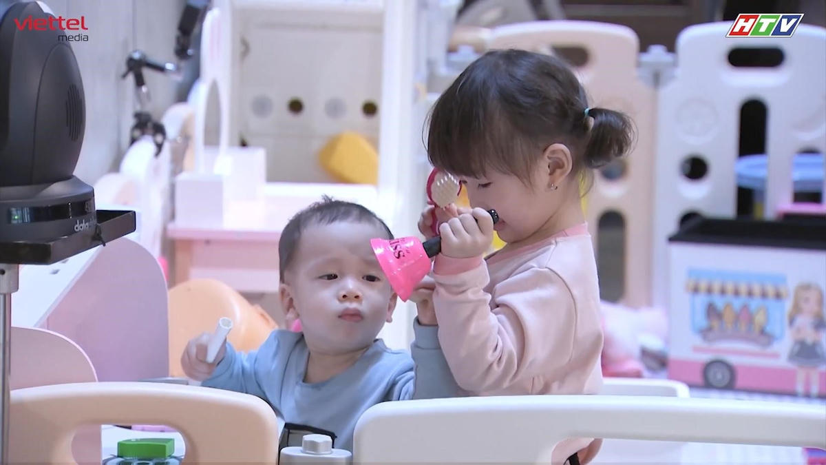 Biểu cảm khó đỡ của các nhóc tì trong "Mẹ vắng nhà, ba là siêu nhân".