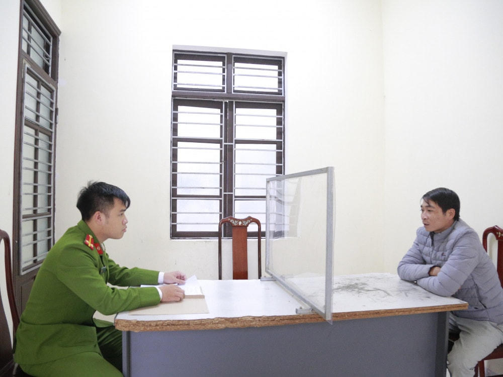 Cơ quan công an lấy lời khai đối với Nguyễn Văn Tú.