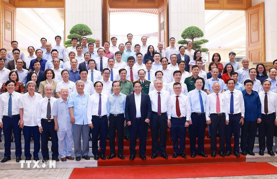 Thủ tướng Phạm Minh Chính với lãnh đạo, nguyên lãnh đạo các cơ quan báo chí. (Ảnh: Dương Giang/TTXVN)