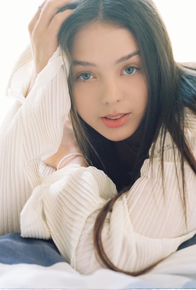 Dianka Zakhidova sinh năm 2000, là người mẫu quốc tịch Ukraine hiện đang sống và làm việc tại TP HCM. Trước khi sang Việt Nam năm 2019, Dianka tốt nghiệp chuyên ngành Văn hóa và Nghệ thuật của Đại học Quốc gia Kyiv (Ukraine). 