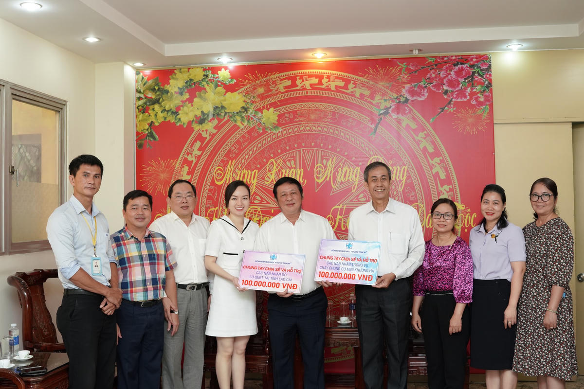 Lãnh đạo Ban Công tác phía Nam tiếp nhận nguồn tài trợ từ lãnh đạo Bệnh viện Đại học Y Dược TP HCM.   