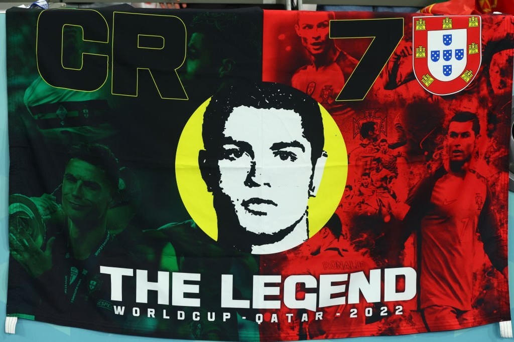 Dù gây thất vọng, Ronaldo vẫn là ngôi sao số 1 của Bồ Đào Nha. Anh được đông đảo cổ động viên bày tỏ tình yêu trên khán đài. Đây là động lực lớn với CR7 trong các trận đấu tới.