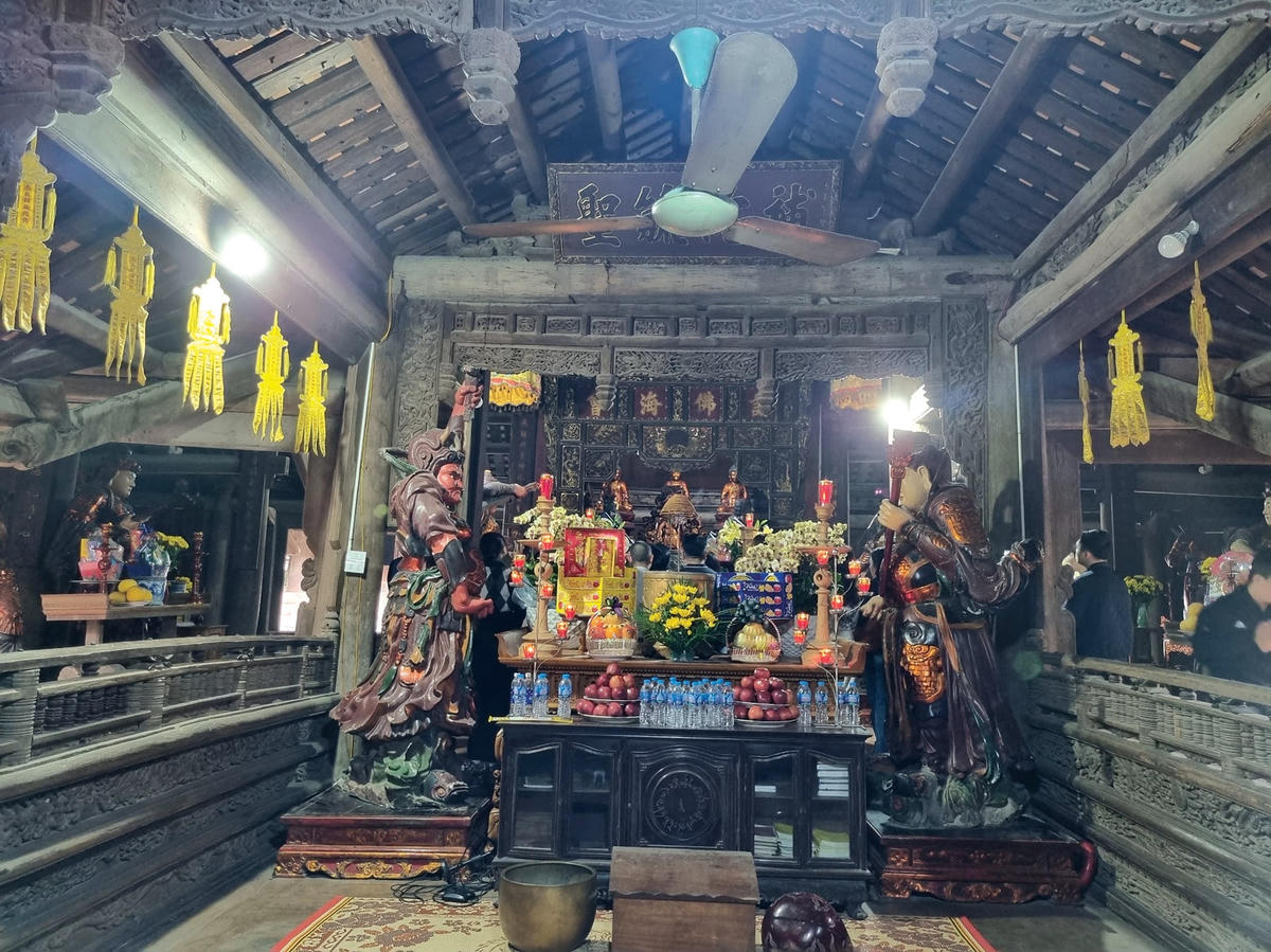 Bên trong chùa Thầy có hệ thống tượng Phật độc đáo.  