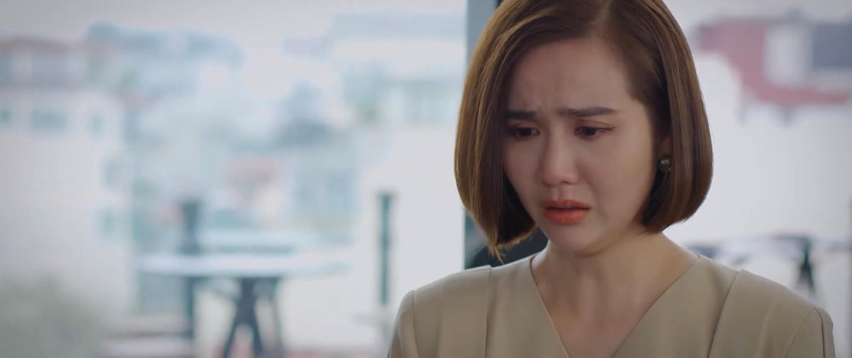 Trang khóc nhận bà Nhung là mẹ. Ảnh: CMH. 