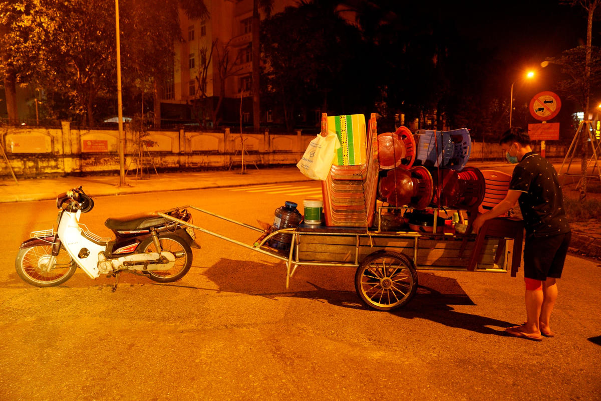 Khi đêm đã về khuya, lượng khách không còn, người lao động mới bắt đầu thu gom dụng cụ trở về nhà để có thể ngủ một giấc “qua loa”, rồi ban ngày làm thêm những công việc khác. Dẫu vất vả mưu sinh nhưng điểm chung ở họ là có cái ăn qua ngày, có tiền lo cho con học hành, hy vọng tương lai tươi sáng hơn.