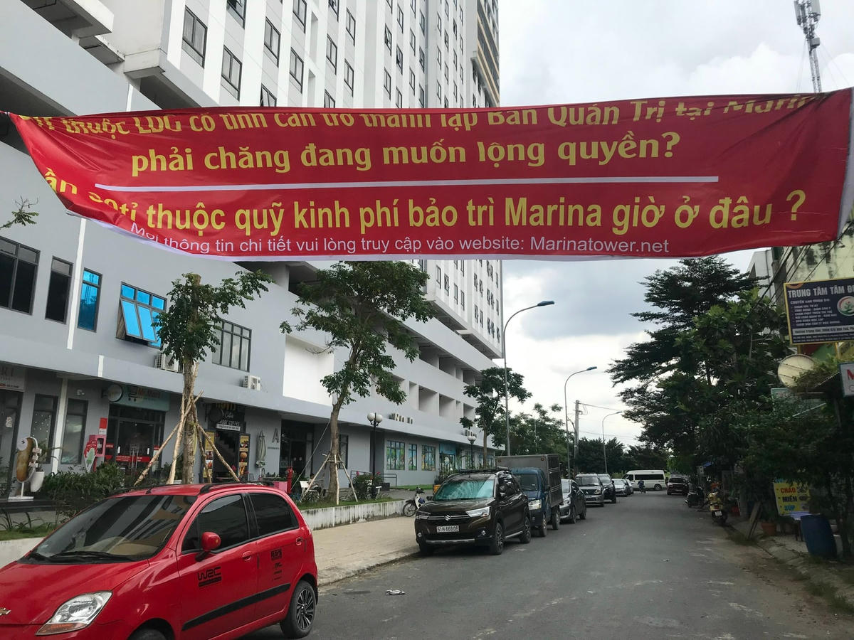 Cư dân Chung cư căng biểu ngữ đòi quyền lợi.