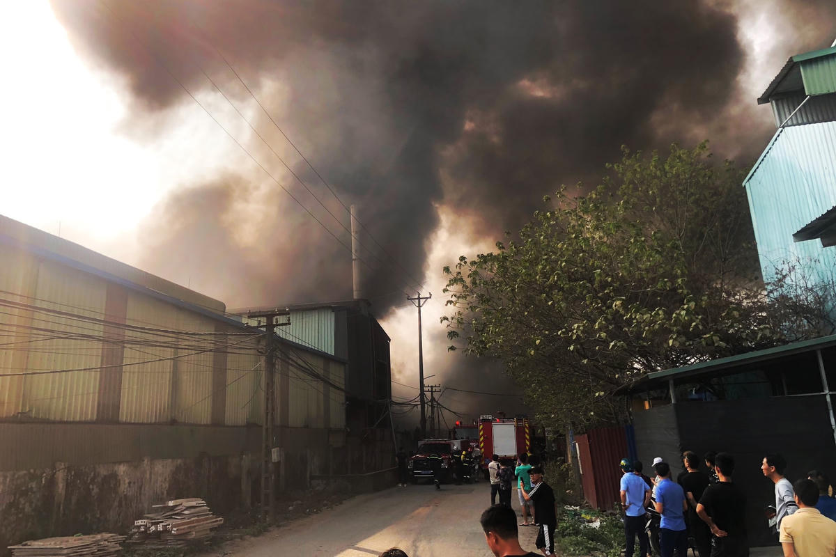 Đại diện đội Cảnh sát PCCC thông tin, diện tích khu vực đám cháy rộng khoảng 1.000 m2 là xưởng sản xuất xốp, các chất cháy chủ yếu là xốp thành phẩm...