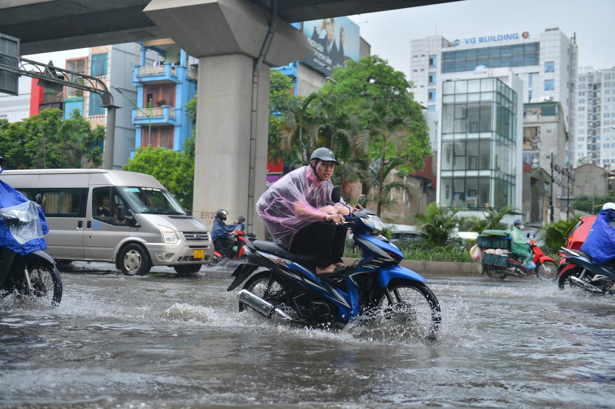 Trung tâm cảnh báo, từ nay đến 3 giờ tới, vùng mây đối lưu này tiếp tục phát triển, gây mưa giông cho các khu vực kể trên và các vùng lân cận thuộc nội thành Hà Nội. Trong 3 giờ tới, khu vực nội thành Hà Nội và các vùng lân cận vẫn tiếp tục có mưa vừa đến mưa to với lượng mưa phổ biến trong khoảng từ 20-50 mm, có nơi trên 60 mm.