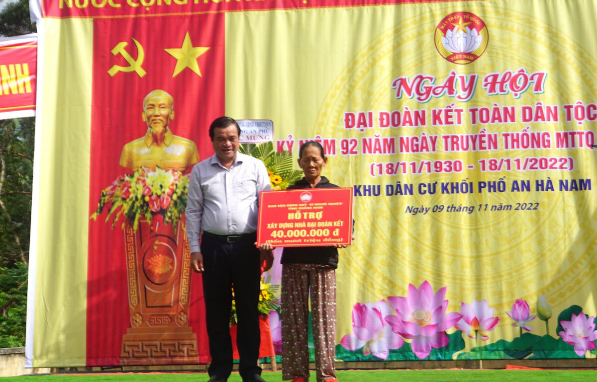Ông Phan Việt Cường trao tặng nhà đại đoàn kết cho người nghèo ở KP An Hà Nam.