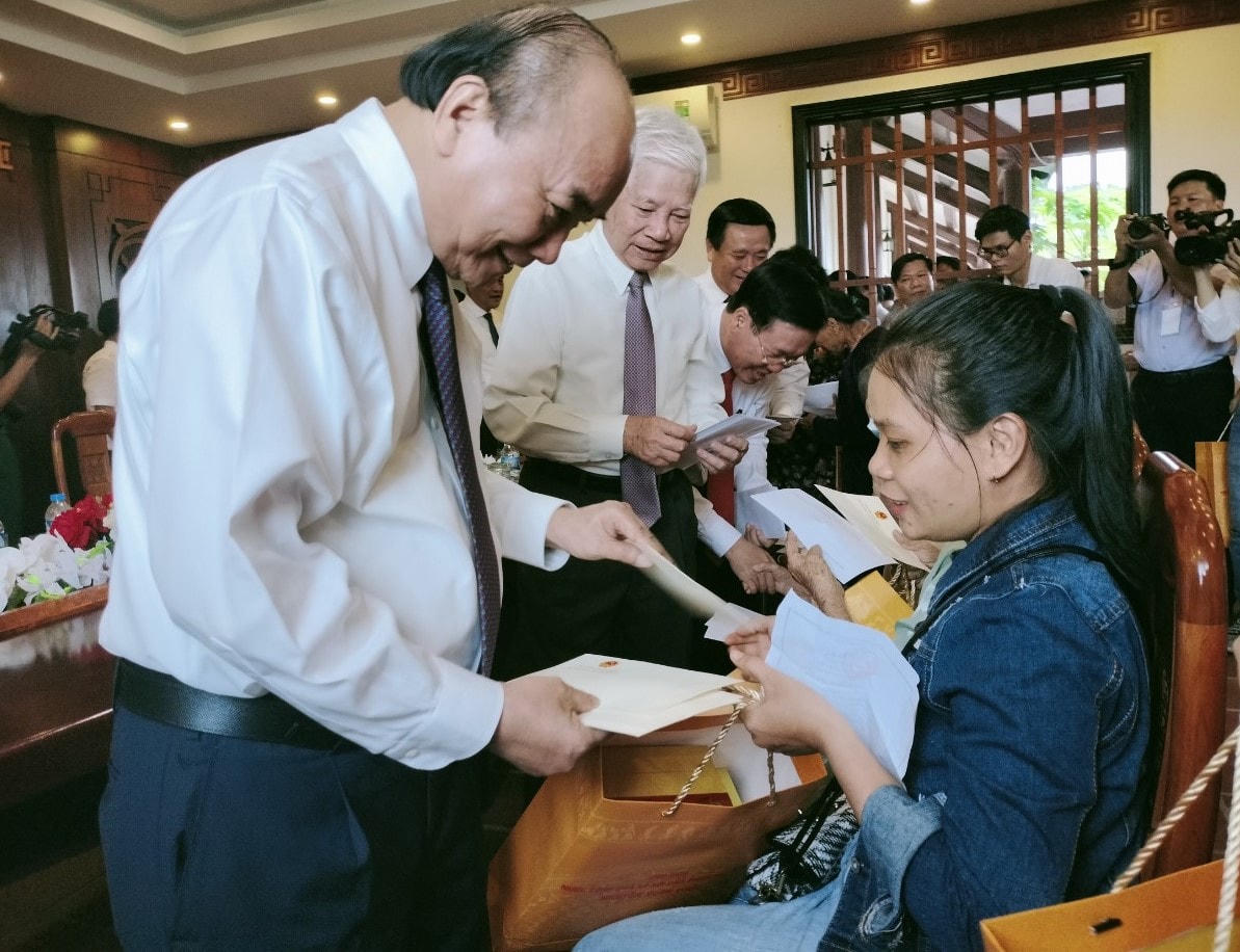 Chủ tịch nước Nguyễn Xuân Phúc tặng quà cho các gia đình chính sách.