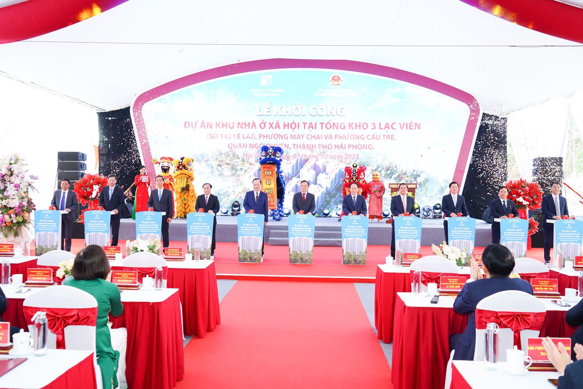 Phó Thủ tướng Chính phủ Trần Lưu Quang cùng các đại biểu ấn nút khởi công dự án.