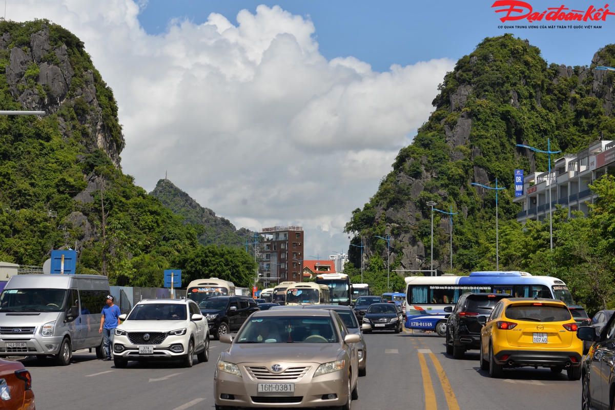 [ẢNH] Bảo tàng Quảng Ninh chật kín khách du lịch 