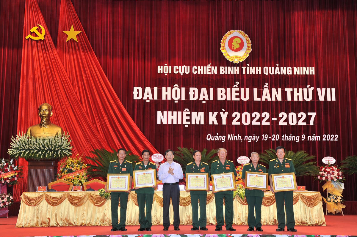 Các cá nhân có thành tích xuất sắc trong công tác Hội được nhận khen thưởng.