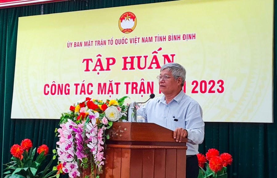 Ông Hồ Sĩ Dũng, Phó Chủ tịch Ủy ban MTTQ Việt Nam tỉnh Bình Định, hướng dẫn công tác chuẩn bị Đại hội MTTQ Việt Nam các cấp nhiệm kỳ 2024-2029.