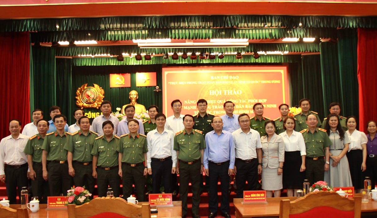 Các đại biểu chụp ảnh lưu niệm tại hội thảo.