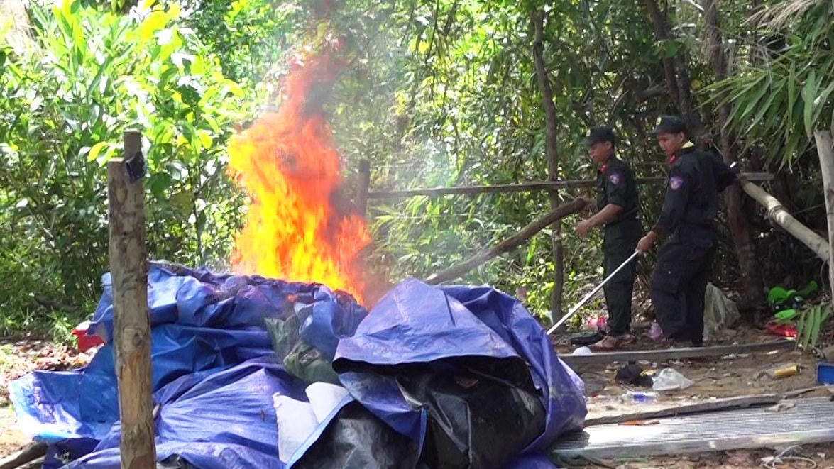 Lực lượng Công an phá hủy lán trại vàng tặc ở Bồng Miêu.