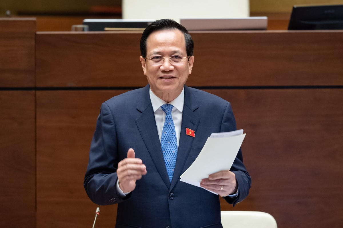 Bộ trưởng Đào Ngọc Dung trả lời chất vấn (Ảnh: Quang Vinh)