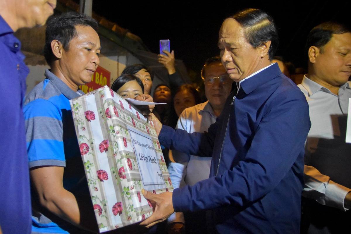 Phó Thủ tướng mong các gia đình sớm vượt qua khó khăn, ổn định lại cuộc sống.