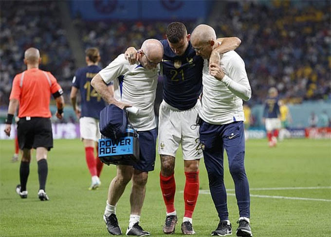Lucas Hernandez gặp chấn thương đầu gối và phải rời sân.