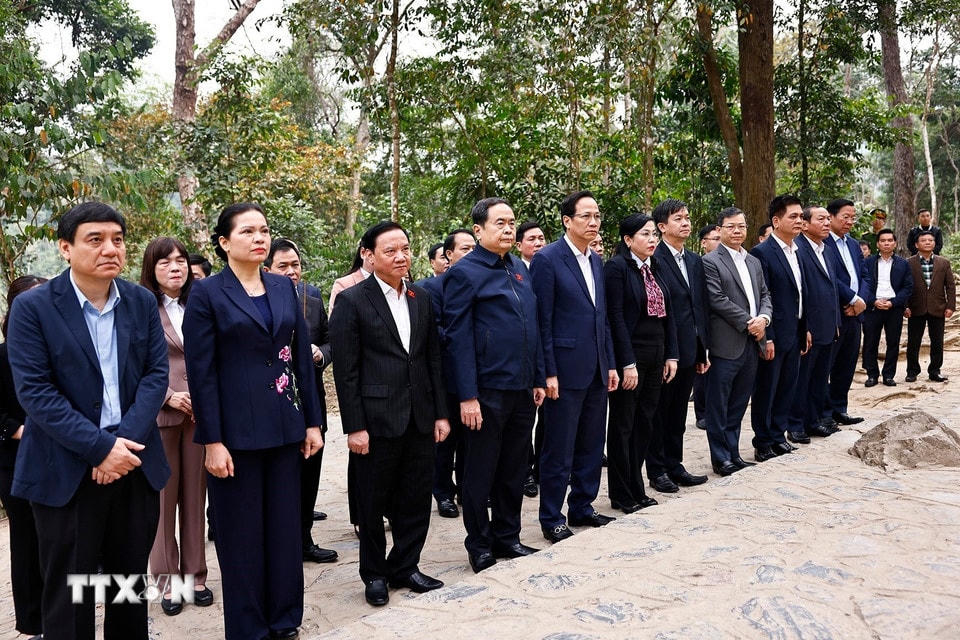 Chủ tịch Quốc hội và đoàn công tác dâng hương tại Lán Nà Nưa. (Ảnh: Doãn Tấn/TTXVN)