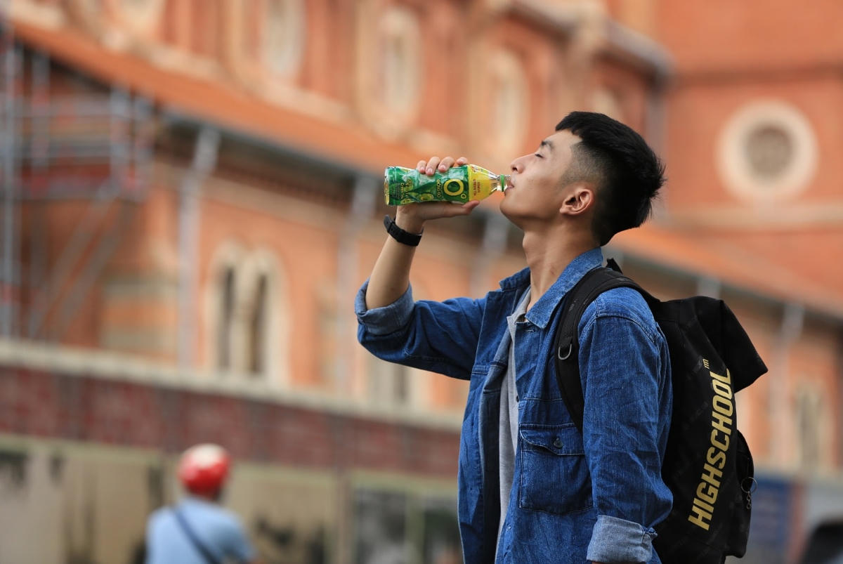 Giữa thời tiết nắng nóng gay gắt thì không gì “đã” để giải nhiệt bằng một chai Trà Xanh Không Độ mát lạnh.