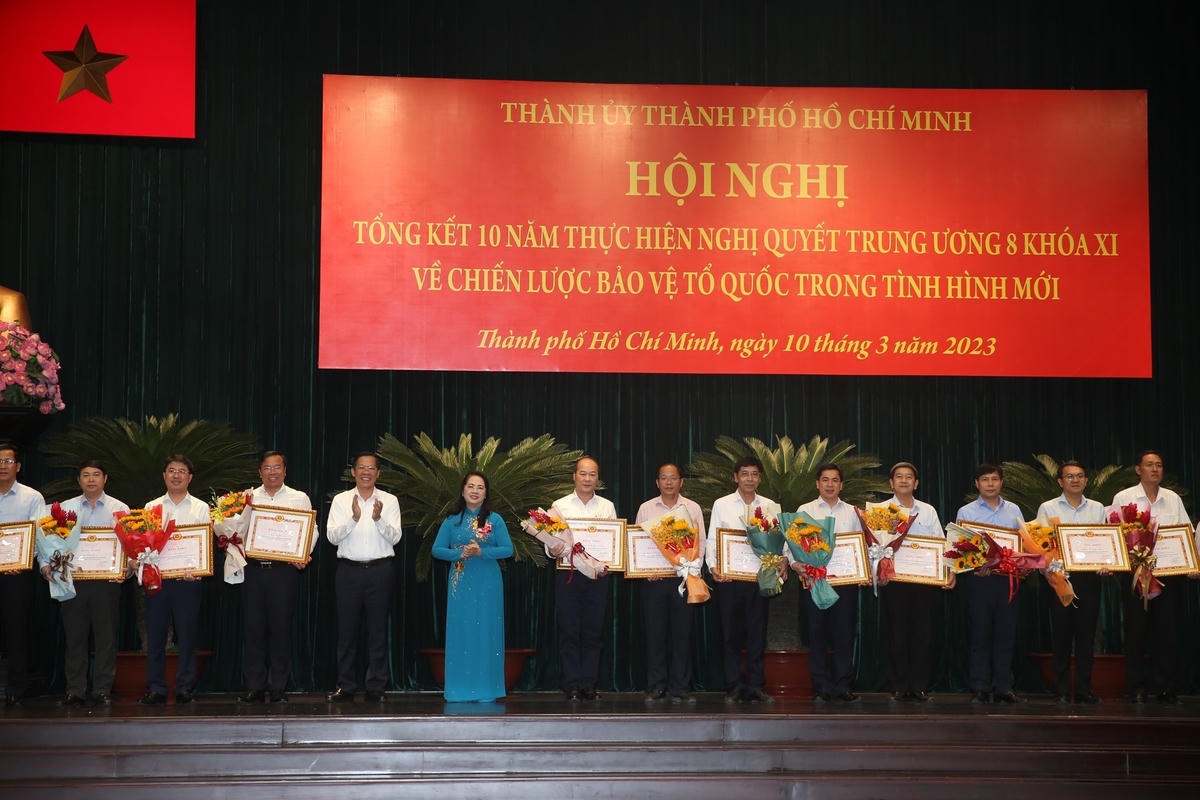 Chủ tịch UBND TP HCM Phan Văn Mãi và Chủ tịch Ủy ban MTTQ Việt Nam TP HCM Trần Kim Yến tặng bằng khen cho các cá nhân, tập thể có thành tích thực hiện Nghị quyết Trung ương 8 khóa XI.