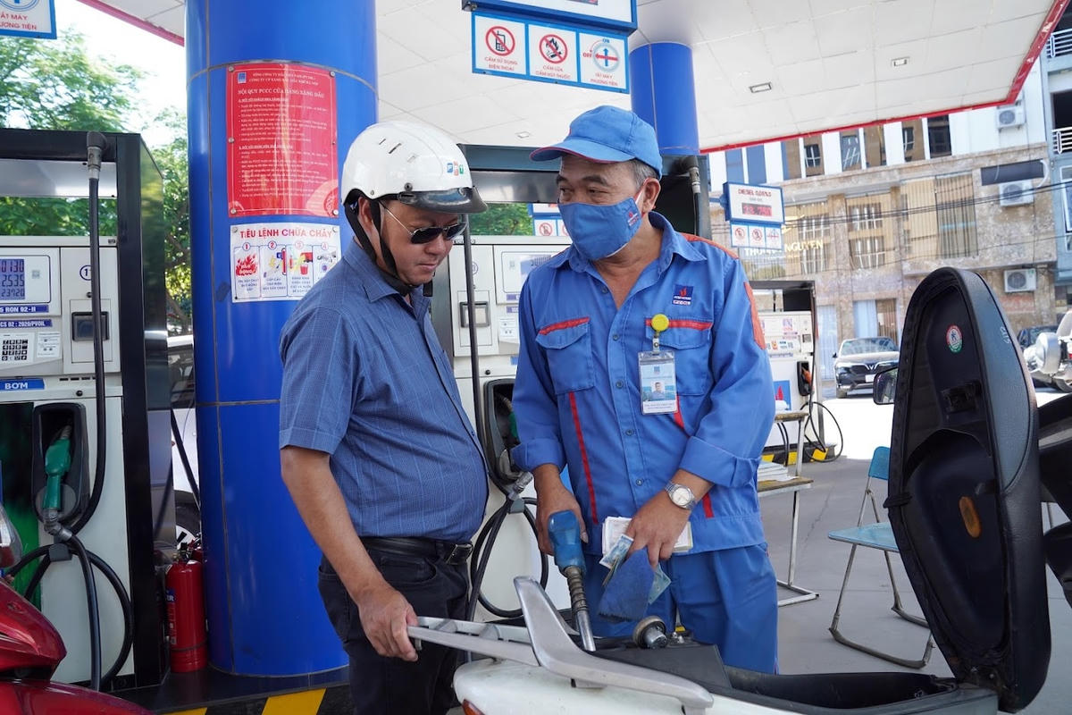 Giá xăng lại được điều chỉnh tăng ngay từ những ngày đầu năm 2023. Ảnh: Quang Vinh.