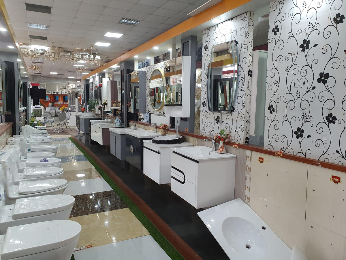 Bên trong siêu thị bày bán rất nhiều sản phẩm vật liệu xây dựng, thiết bị vệ sinh.