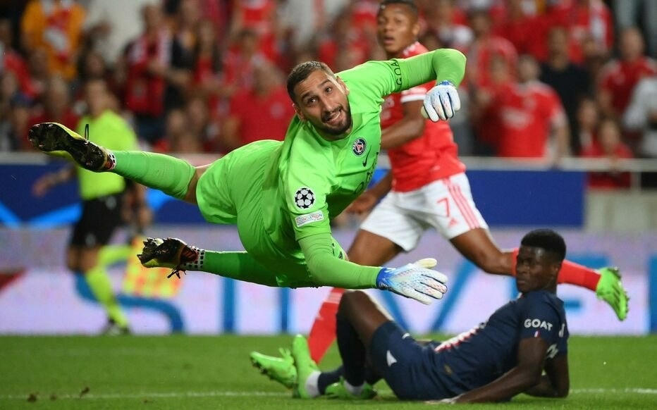 Pha đá phản lưới nhà của Danilo khiến thủ thành Donnarumma bất lực nhìn bóng bay vào lưới (Ảnh: Leparisien).