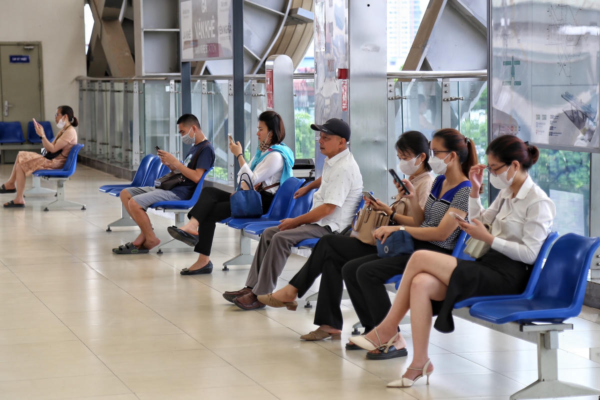Vào giờ cao điểm tuyến đường sắt Cát Linh - Hà Đông luôn có rất đông hành khách đi tàu.