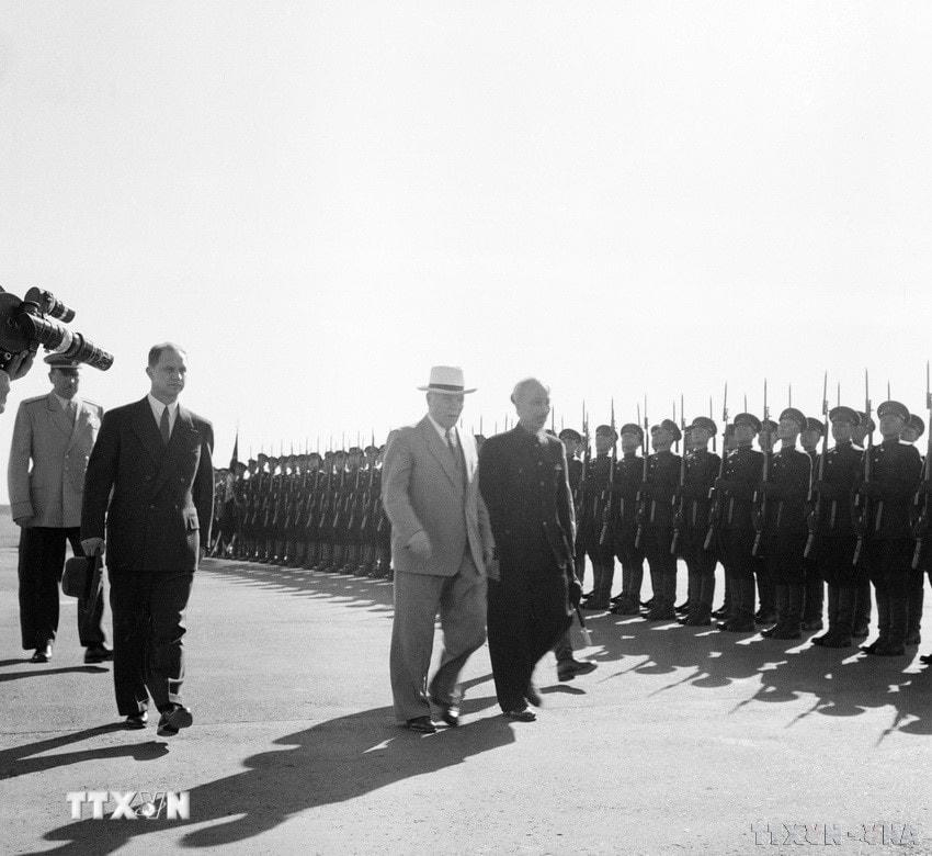 Chủ tịch Hồ Chí Minh duyệt đội danh dự Quân đội Liên Xô trong lễ đón đoàn đại biểu Chính phủ Việt Nam thăm chính thức Liên Xô ngày 12/7/1955. (Ảnh: Tư liệu TTXVN)